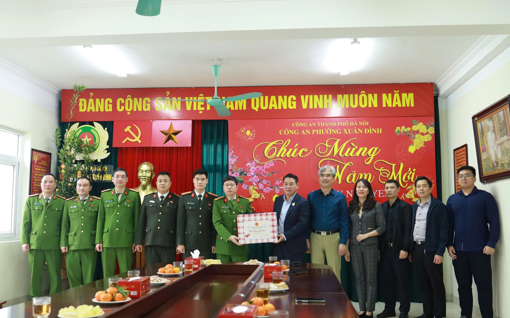 Lãnh đạo phường Xuân Đỉnh thăm và chúc Tết Công an và Y tế phường