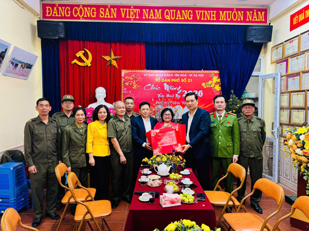 Lãnh đạo phường Yên Hòa thăm, chúc Tết và động viên lực lượng an ninh cơ sở tối 30 Tết- Ảnh 1.
