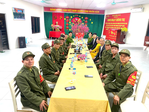 Lãnh đạo phường Yên Hòa thăm, chúc Tết và động viên lực lượng an ninh cơ sở tối 30 Tết- Ảnh 8.