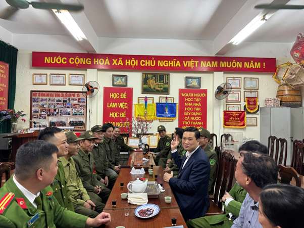 Lãnh đạo phường Yên Hòa thăm, chúc Tết và động viên lực lượng an ninh cơ sở tối 30 Tết- Ảnh 7.