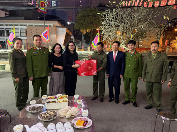 Lãnh đạo phường Yên Hòa thăm, chúc Tết và động viên lực lượng an ninh cơ sở tối 30 Tết- Ảnh 6.