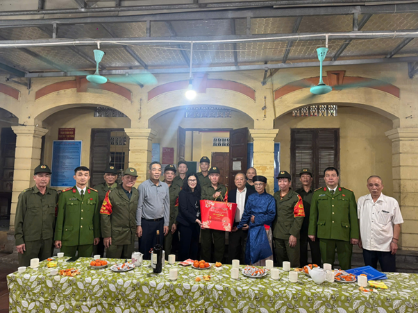 Lãnh đạo phường Yên Hòa thăm, chúc Tết và động viên lực lượng an ninh cơ sở tối 30 Tết- Ảnh 4.