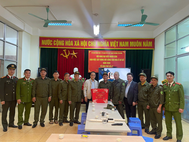 Lãnh đạo phường Yên Hòa thăm, chúc Tết và động viên lực lượng an ninh cơ sở tối 30 Tết- Ảnh 3.