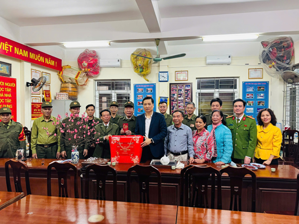 Lãnh đạo phường Yên Hòa thăm, chúc Tết và động viên lực lượng an ninh cơ sở tối 30 Tết- Ảnh 2.