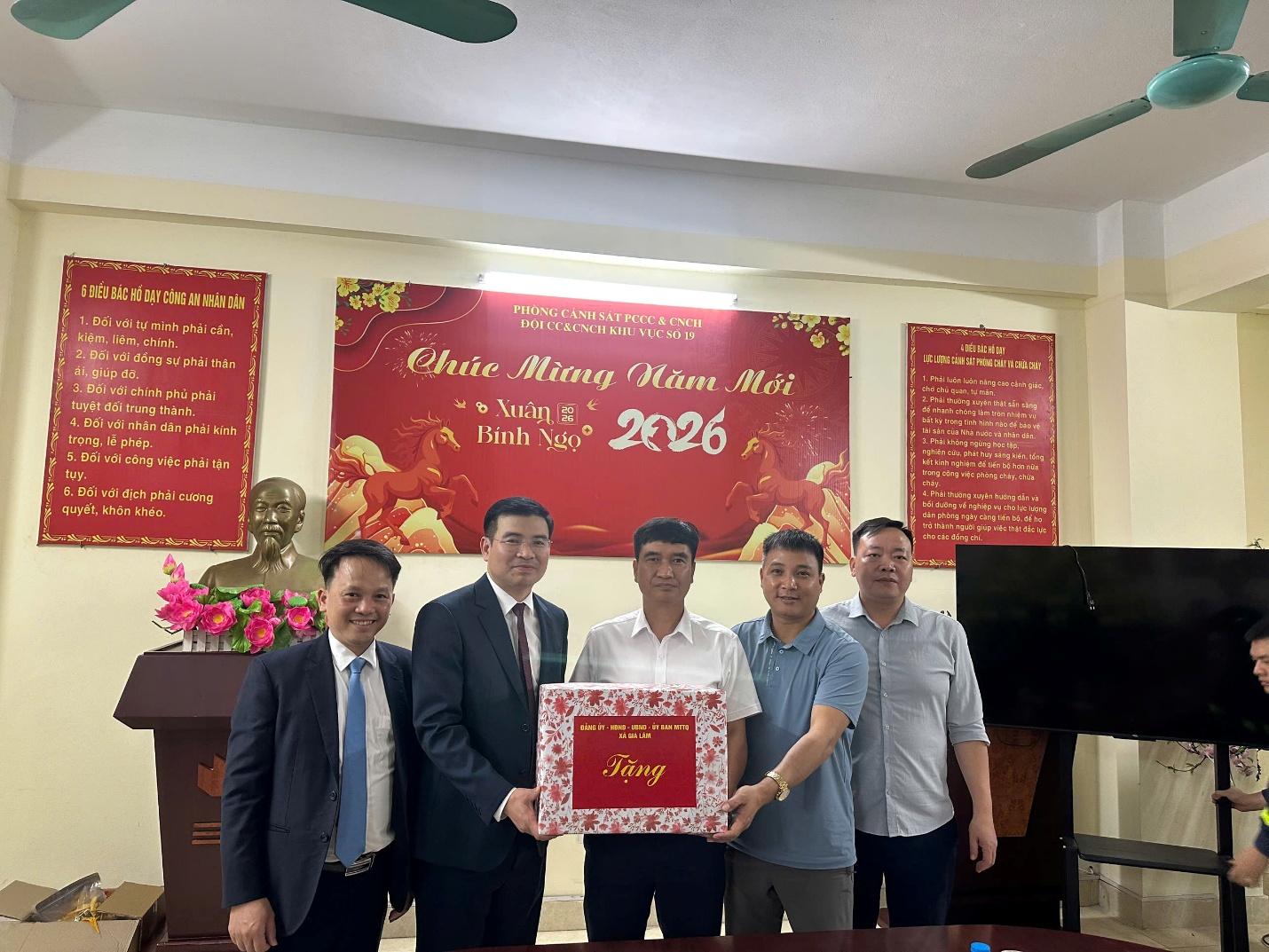 Lãnh đạo xã Gia Lâm thăm, chúc Tết các lực lượng làm nhiệm vụ đêm giao thừa- Ảnh 1.