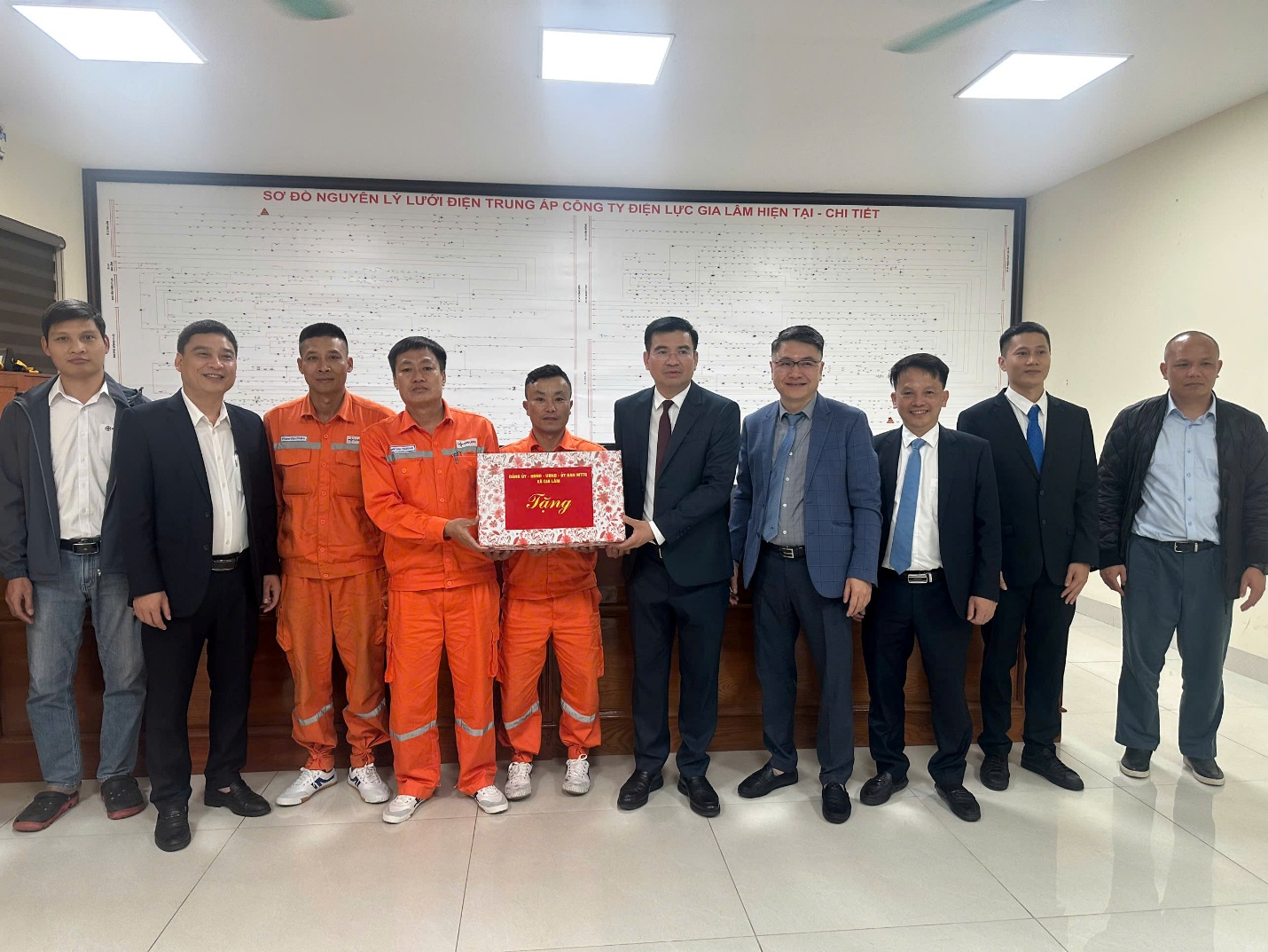 Lãnh đạo xã Gia Lâm thăm, chúc Tết các lực lượng làm nhiệm vụ đêm giao thừa- Ảnh 2.