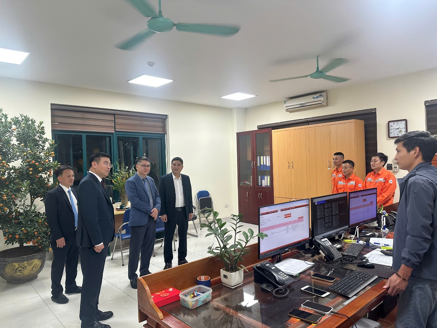 Lãnh đạo xã Gia Lâm thăm, chúc Tết các lực lượng làm nhiệm vụ đêm giao thừa- Ảnh 3.