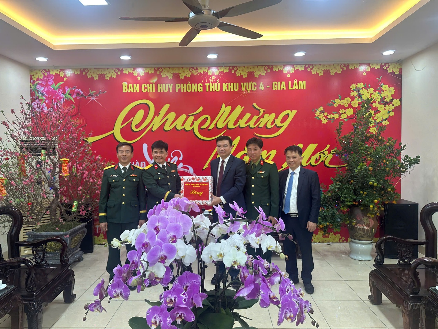 Lãnh đạo xã Gia Lâm thăm, chúc Tết các lực lượng làm nhiệm vụ đêm giao thừa- Ảnh 4.