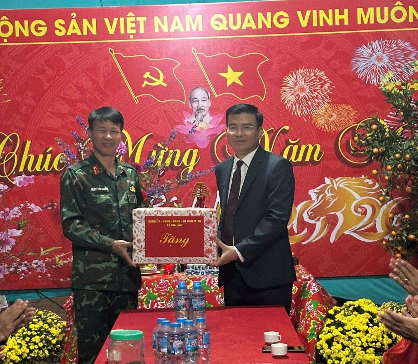 Lãnh đạo xã Gia Lâm thăm, chúc Tết các lực lượng làm nhiệm vụ đêm giao thừa- Ảnh 5.