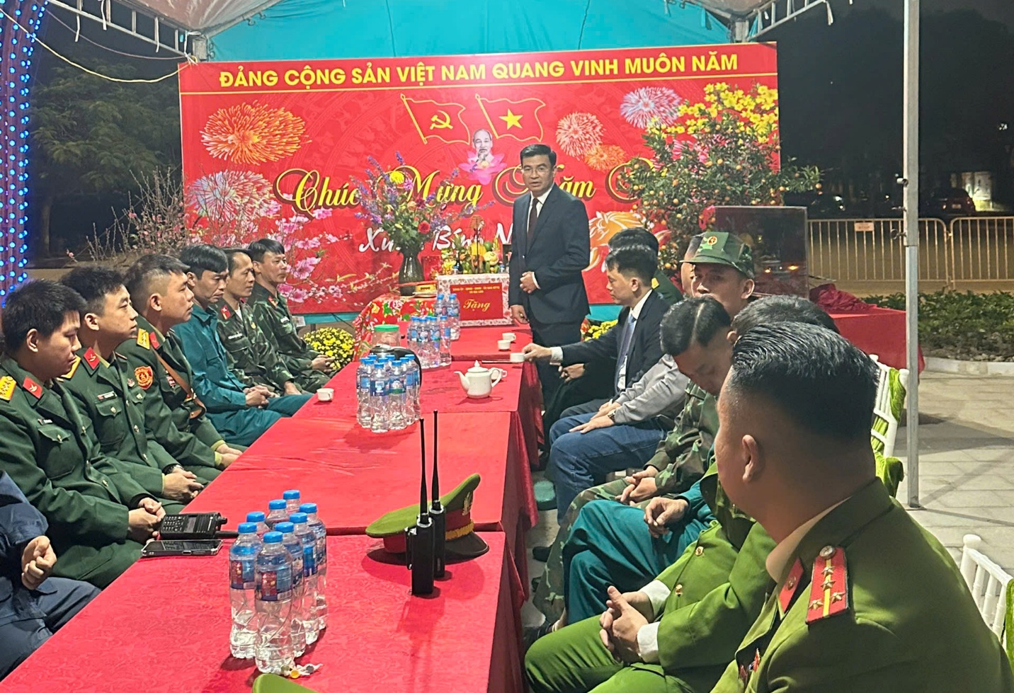 Lãnh đạo xã Gia Lâm thăm, chúc Tết các lực lượng làm nhiệm vụ đêm giao thừa- Ảnh 6.