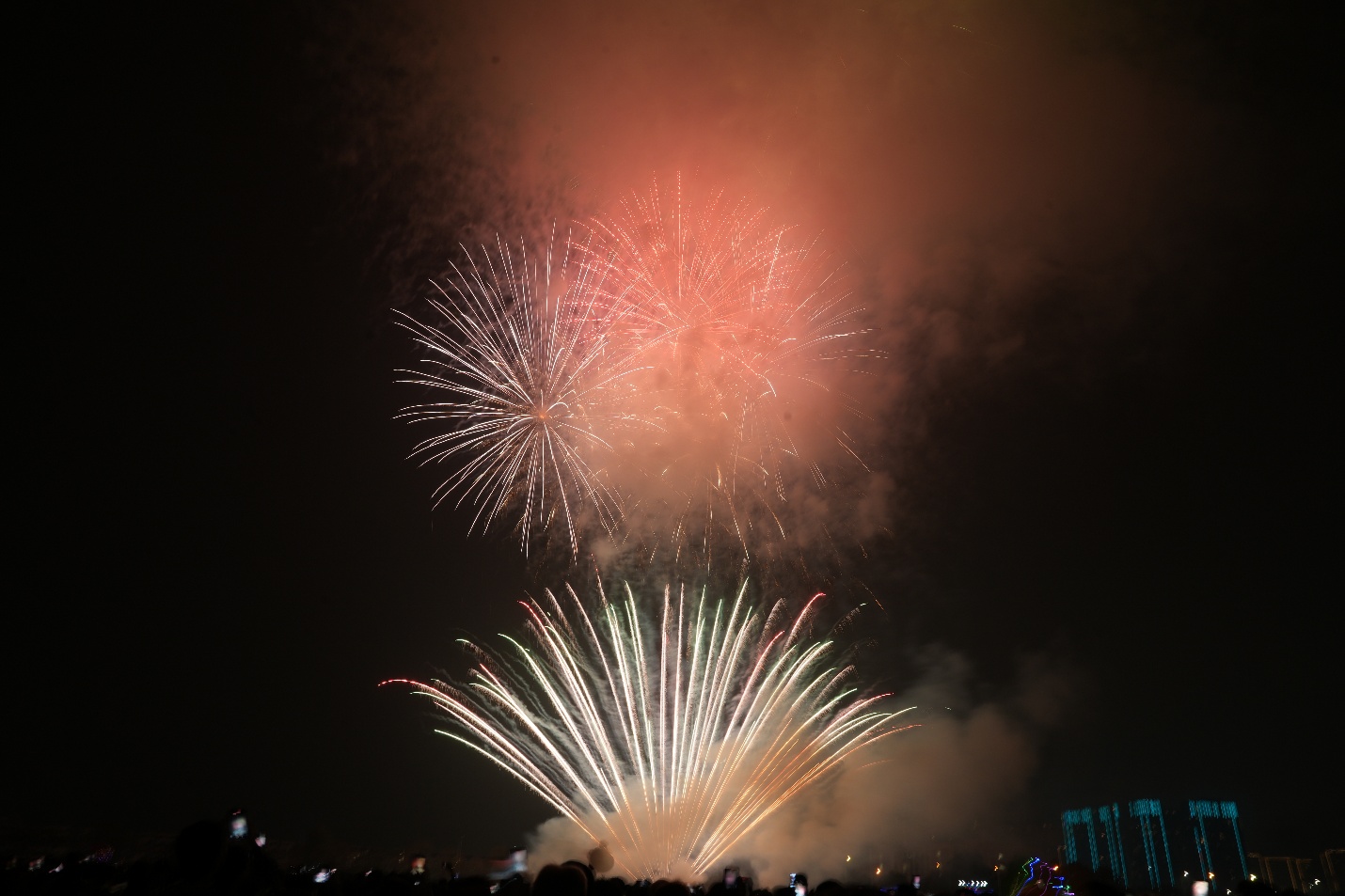 Màn bắn pháo hoa tầm cao tại Công viên Gia Lâm chào đón Xuân Bính Ngọ 2026- Ảnh 2.