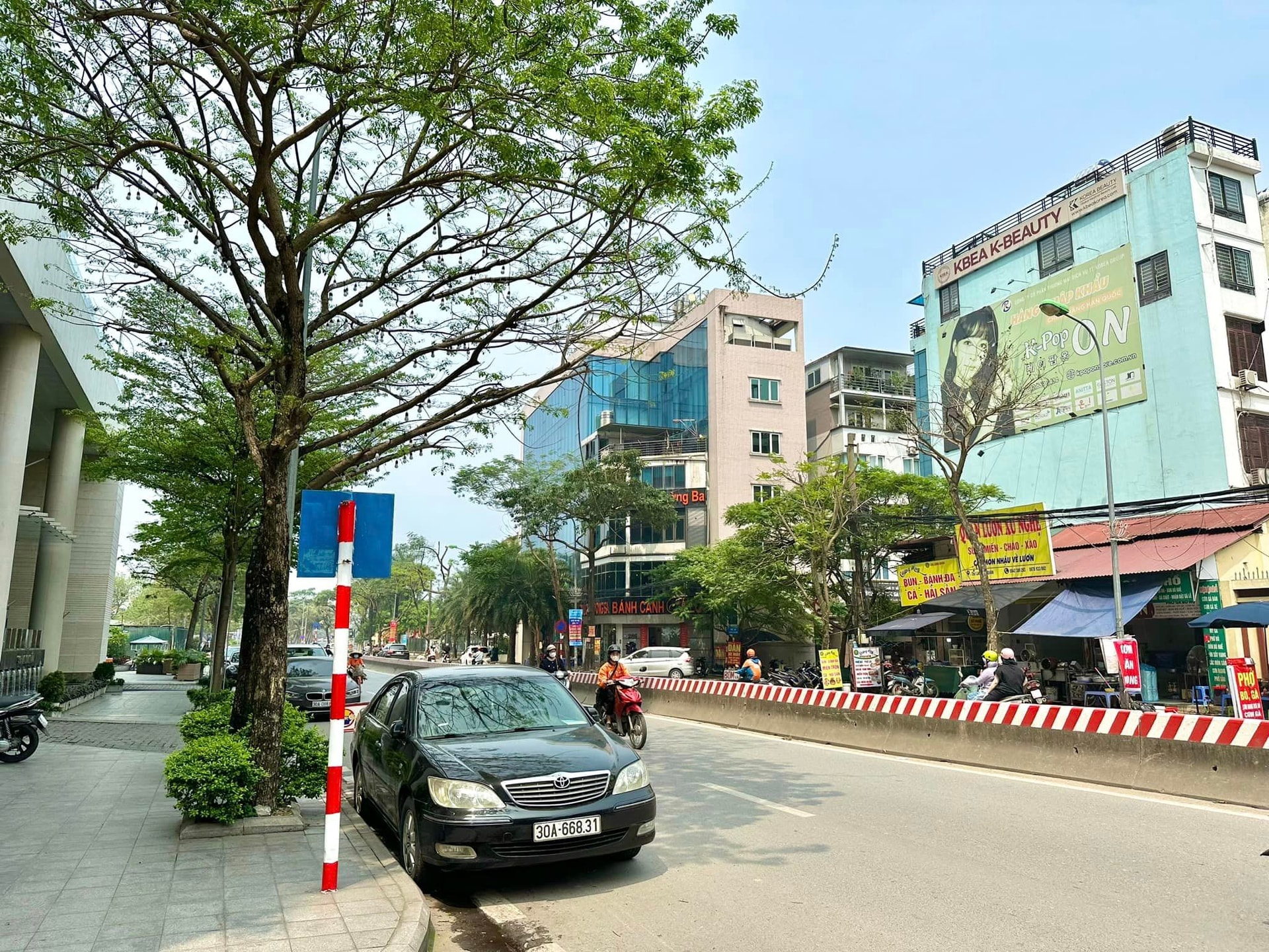 Phân luồng giao thông phục vụ thi công khẩn cấp tuyến cống dọc đường Lạc Long Quân - Hoàng Quốc Việt- Ảnh 1.