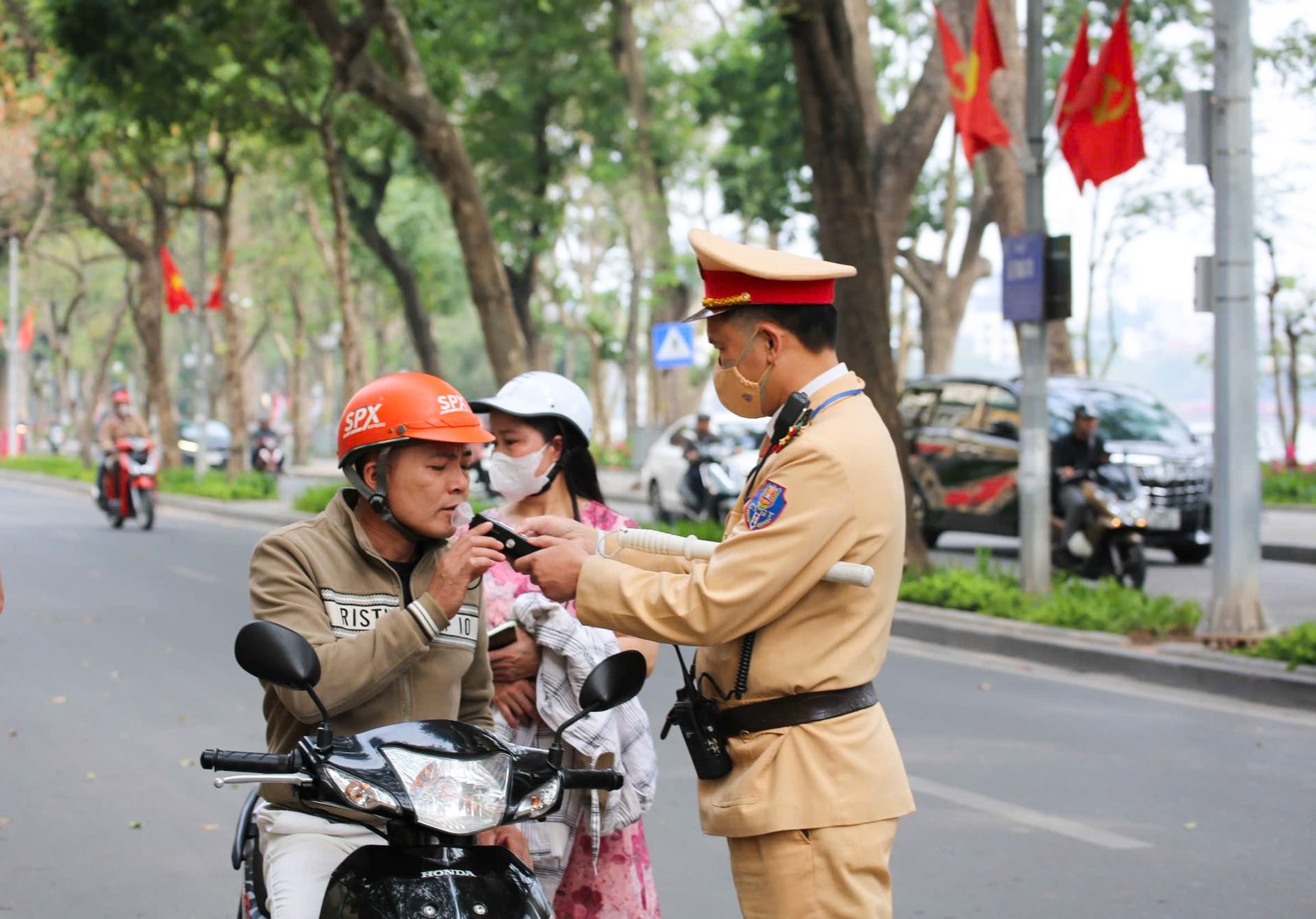 Hà Nội: Quyết liệt xử lý vi phạm nồng độ cồn ngay từ sáng mùng 1 Tết Bính Ngọ- Ảnh 2.
