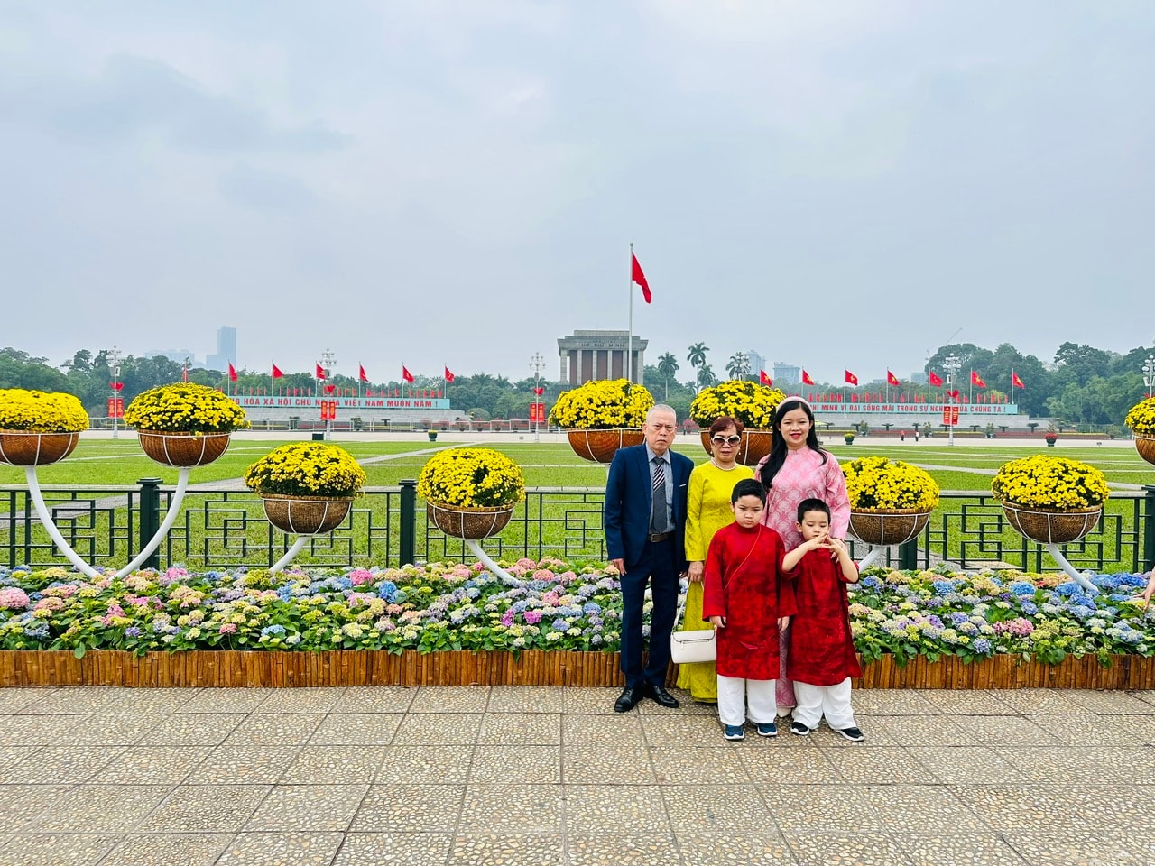 Hà Nội: Các điểm vui chơi đông kín du khách từ mùng 1 Tết- Ảnh 2.