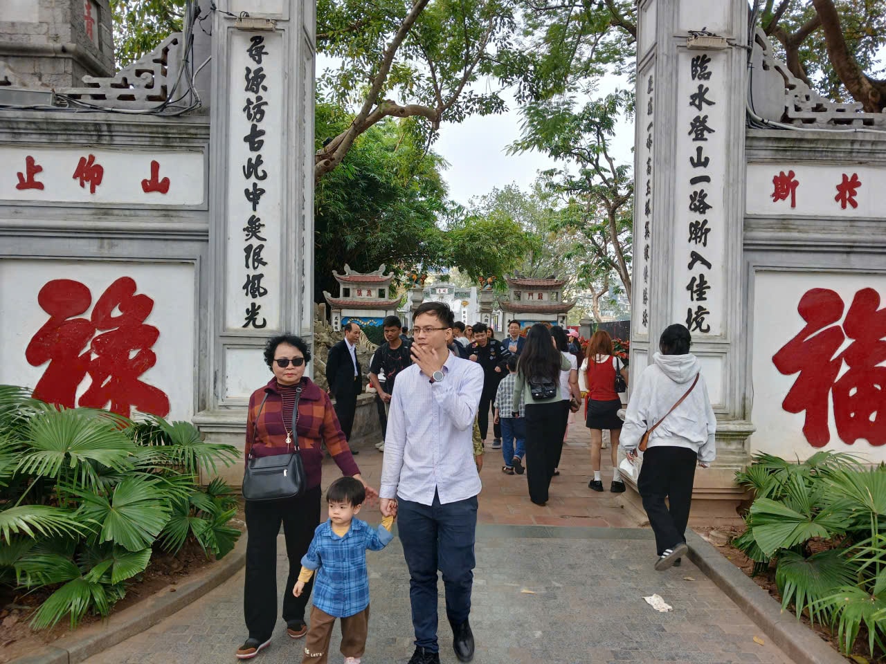 Hà Nội: Các điểm vui chơi đông kín du khách từ mùng 1 Tết- Ảnh 6.