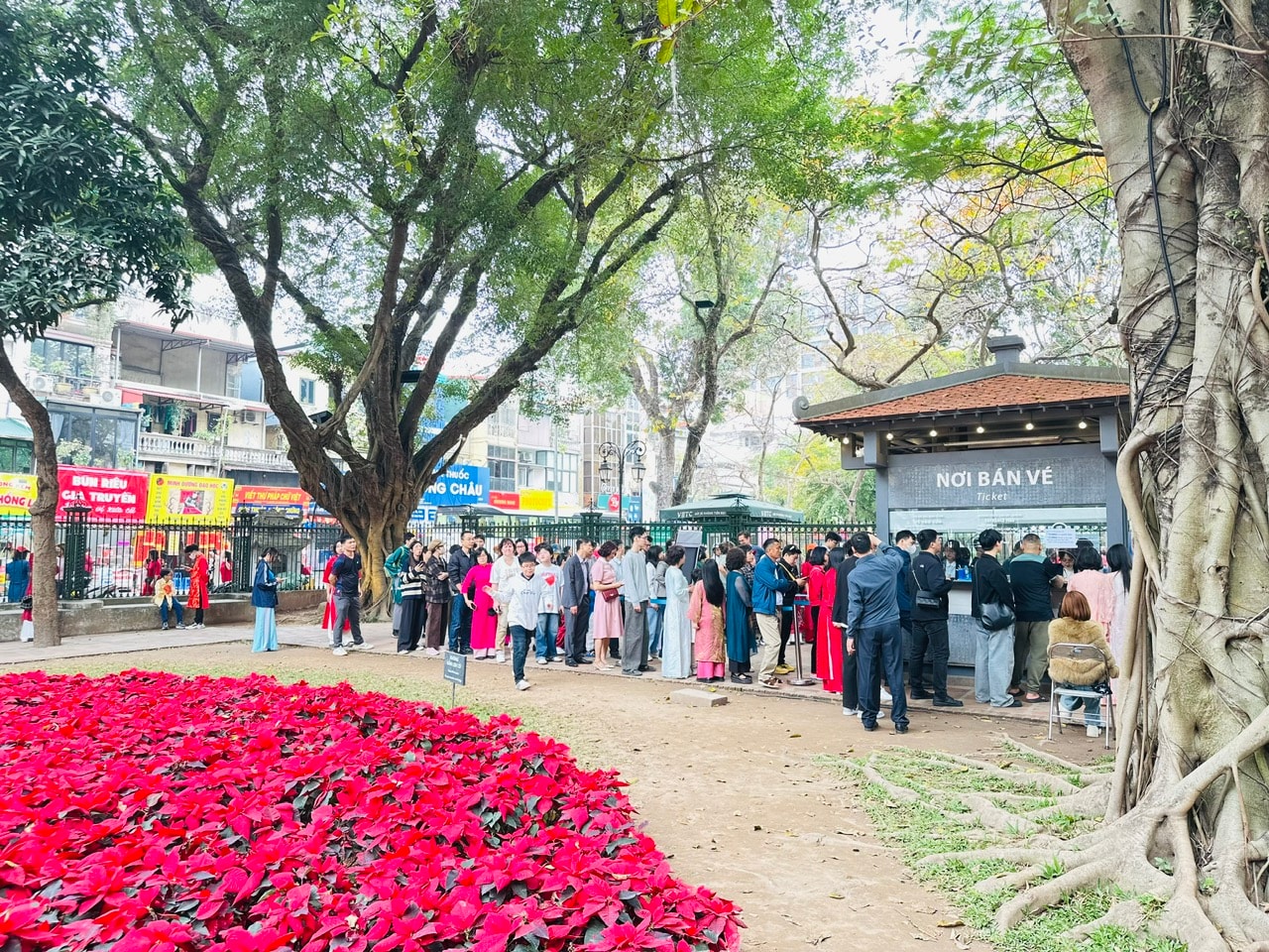 Hà Nội: Các điểm vui chơi đông kín du khách từ mùng 1 Tết- Ảnh 10.