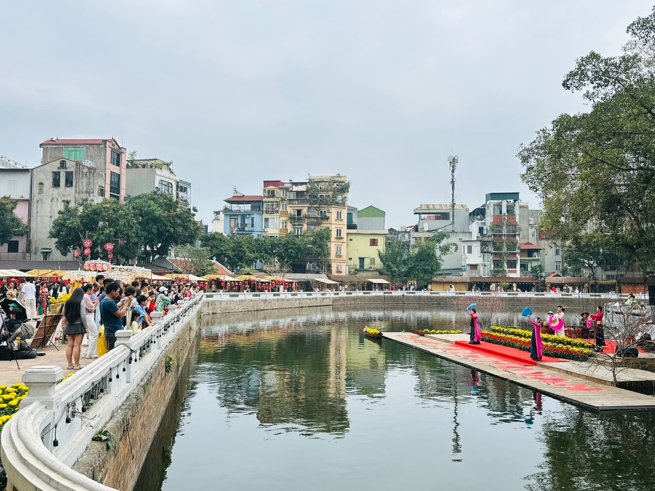 Hà Nội: Các điểm vui chơi đông kín du khách từ mùng 1 Tết- Ảnh 12.