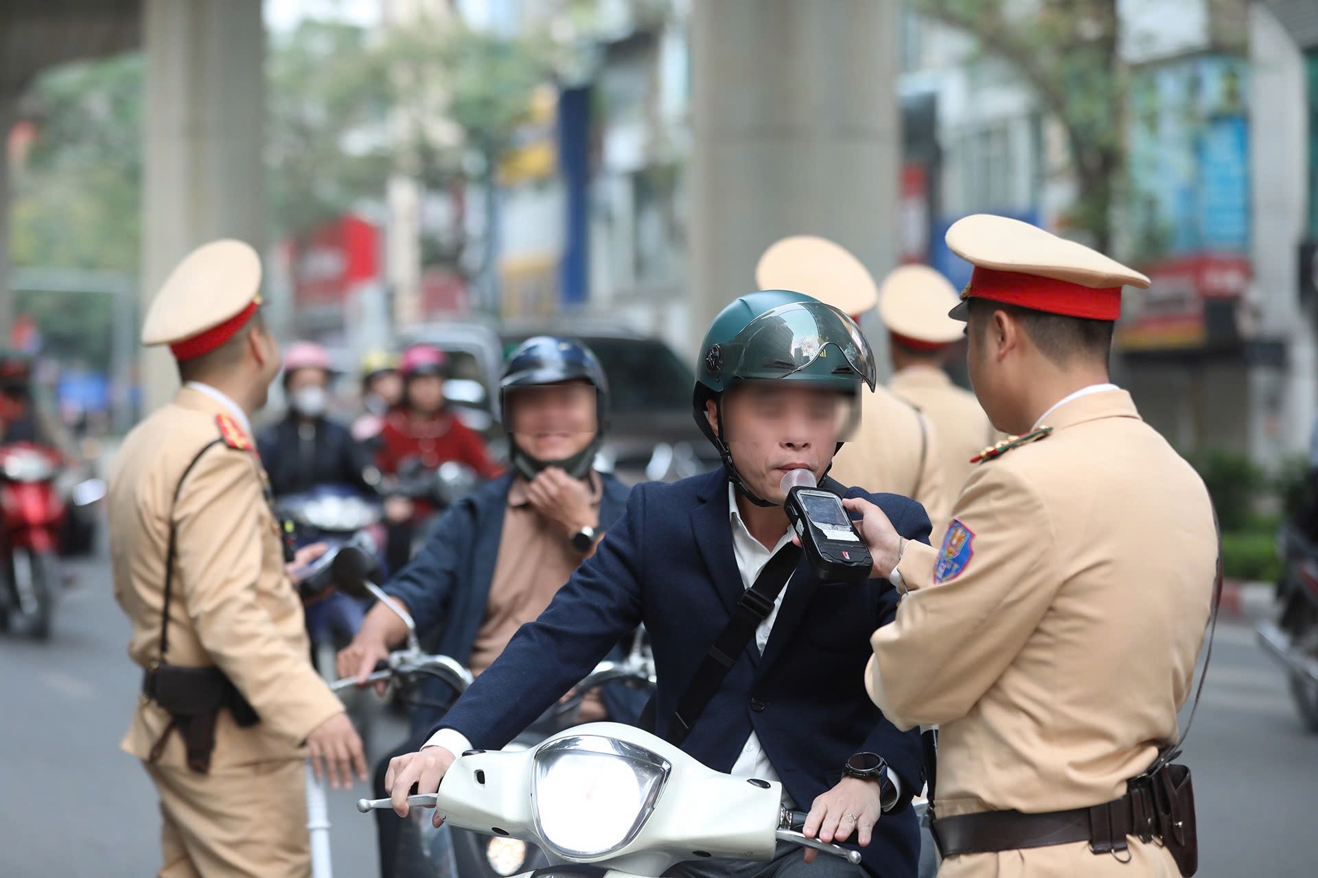 Hà Nội: Quyết liệt xử lý vi phạm nồng độ cồn ngay từ sáng mùng 1 Tết Bính Ngọ- Ảnh 4.