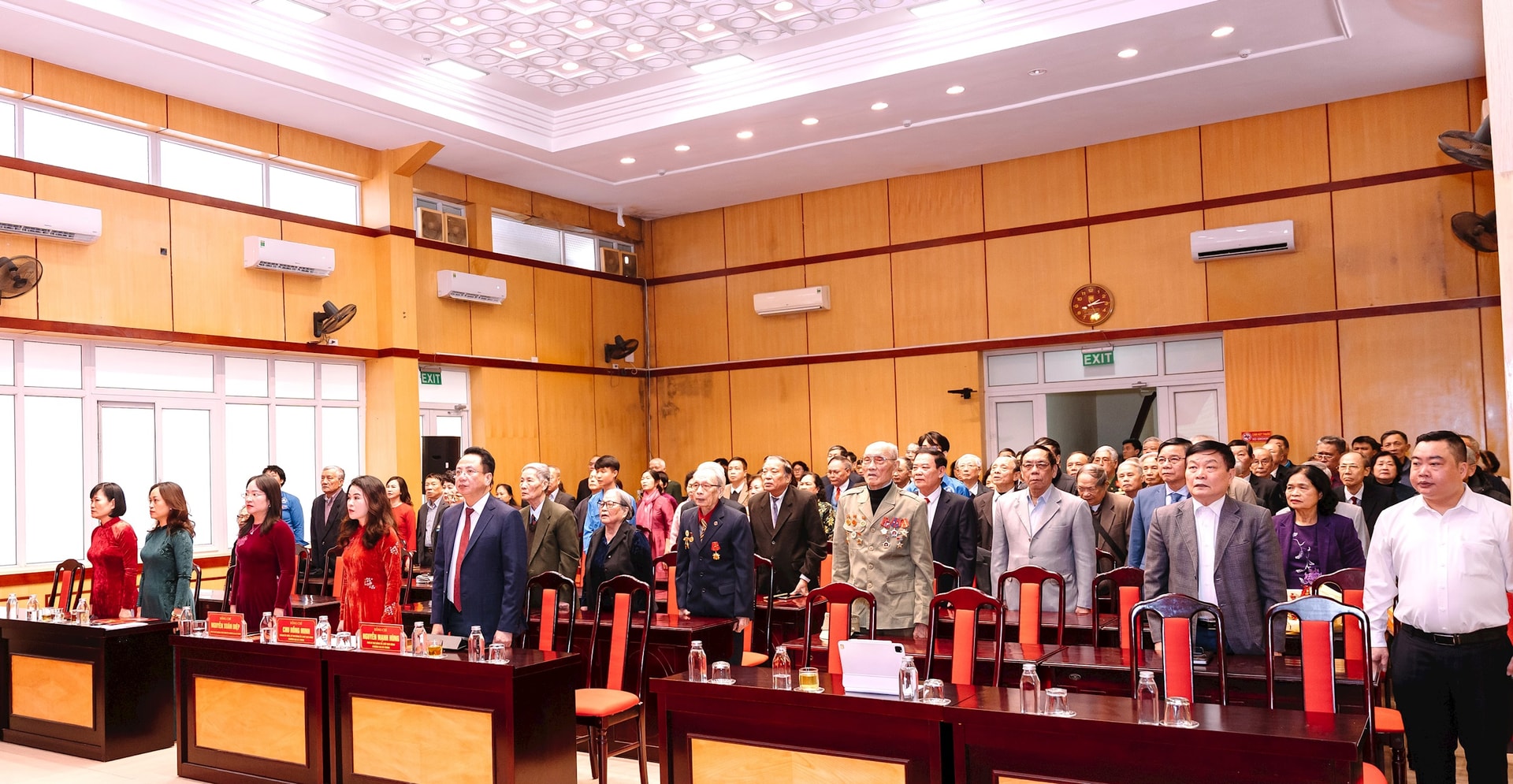 Đảng ủy phường Hai Bà Trưng trao Huy hiệu Đảng tặng 108 đảng viên- Ảnh 1.