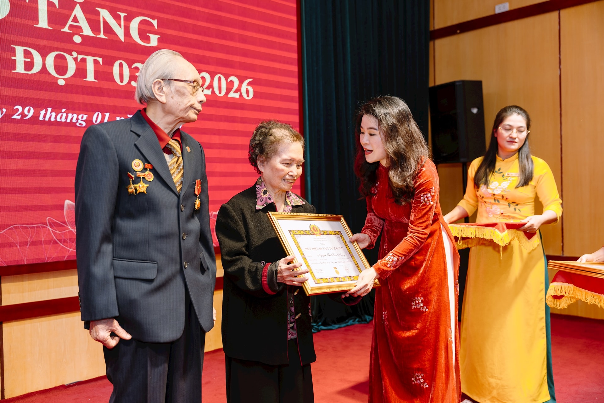 Đảng ủy phường Hai Bà Trưng trao Huy hiệu Đảng tặng 108 đảng viên- Ảnh 3.