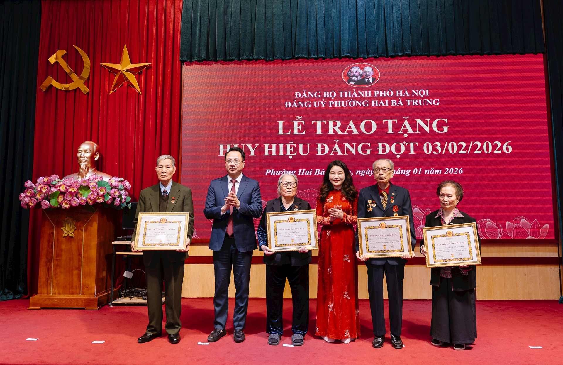 Đảng ủy phường Hai Bà Trưng trao Huy hiệu Đảng tặng 108 đảng viên- Ảnh 2.