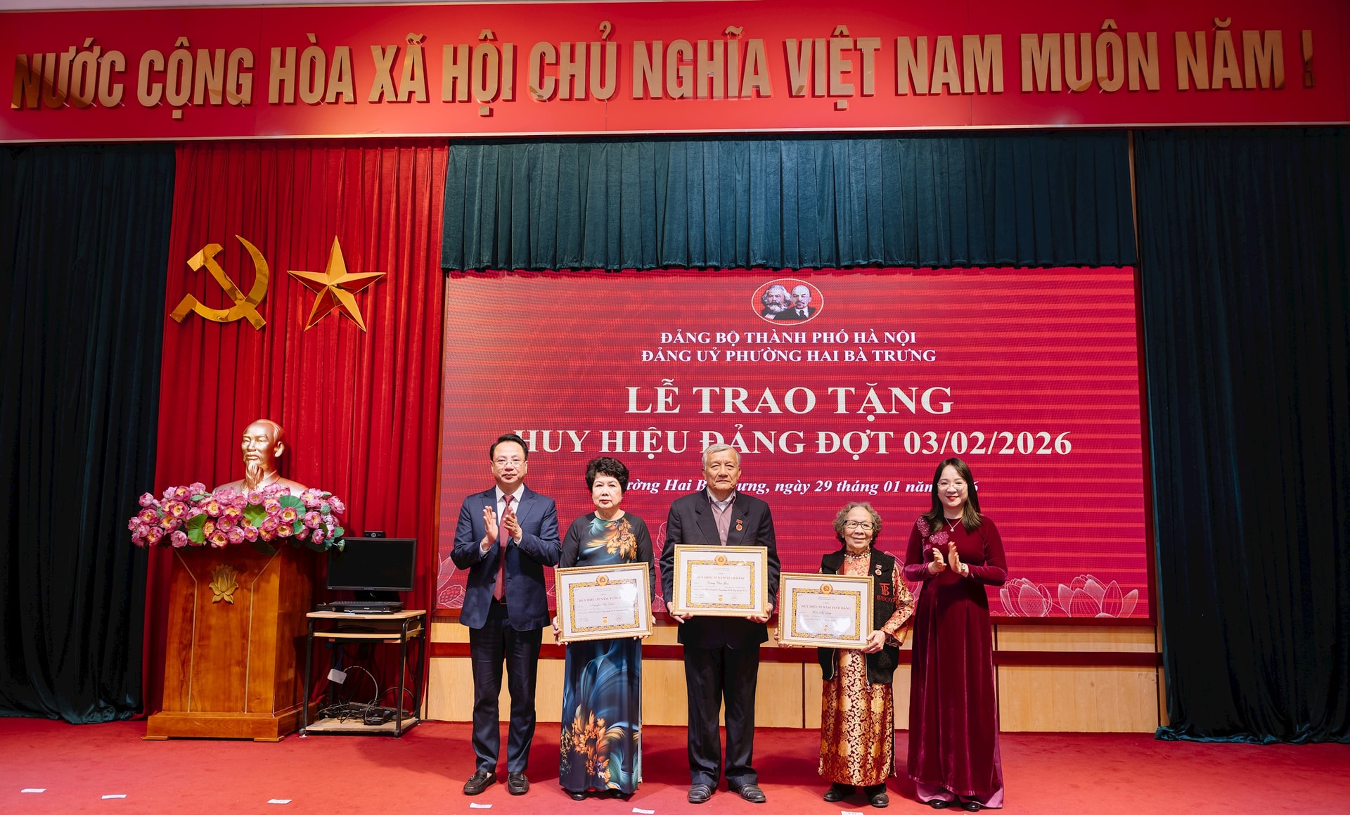 Đảng ủy phường Hai Bà Trưng trao Huy hiệu Đảng tặng 108 đảng viên- Ảnh 5.