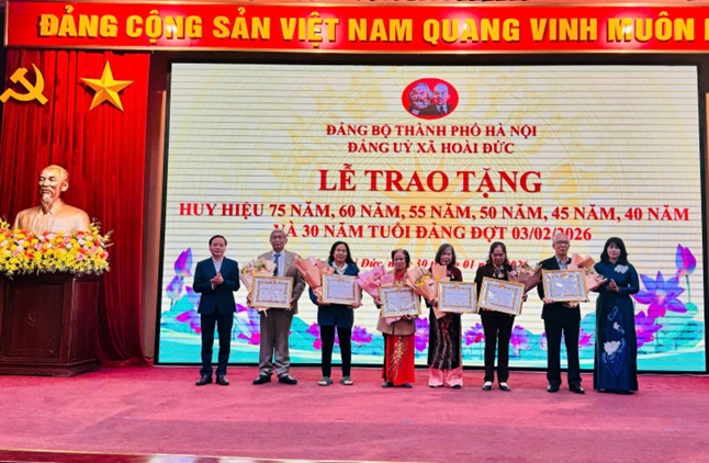 Đảng uỷ xã Hoài Đức tổ chức Lễ trao tặng Huy hiệu Đảng đợt 3/2/2026- Ảnh 4.