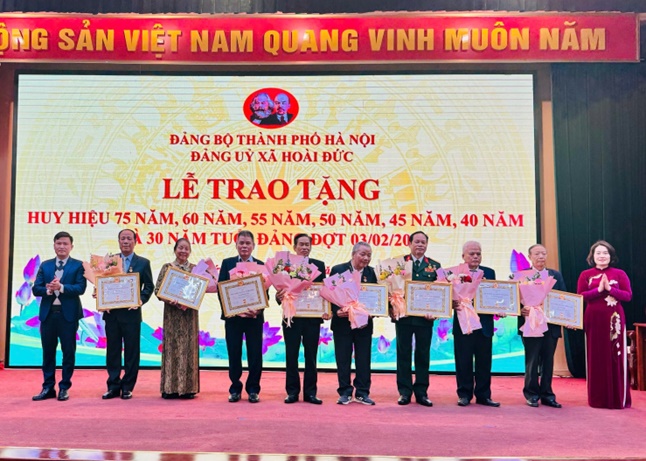 Đảng uỷ xã Hoài Đức tổ chức Lễ trao tặng Huy hiệu Đảng đợt 3/2/2026- Ảnh 5.