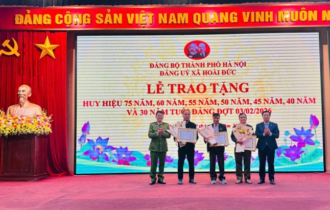 Đảng uỷ xã Hoài Đức tổ chức Lễ trao tặng Huy hiệu Đảng đợt 3/2/2026- Ảnh 6.