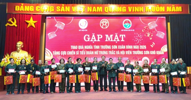 Hội Trường Sơn Hà Nội phối hợp với Quỹ Thiện Tâm tổ chức gặp mặt, trao quà nghĩa tình Trường Sơn Xuân Bính Ngọ 2026 tặng cựu chiến sĩ Tiểu đoàn nữ Trưng Trắc và hội viên Trường Sơn Hà Nội khó khăn- Ảnh 8.