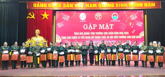 Hội Trường Sơn Hà Nội phối hợp với Quỹ Thiện Tâm tổ chức gặp mặt, trao quà nghĩa tình Trường Sơn Xuân Bính Ngọ 2026 tặng cựu chiến sĩ Tiểu đoàn nữ Trưng Trắc và hội viên Trường Sơn Hà Nội khó khăn- Ảnh 9.