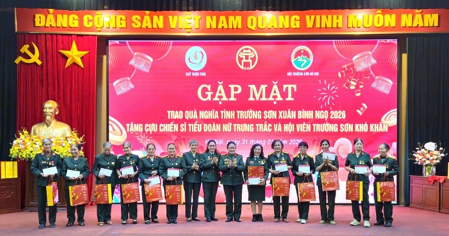 Hội Trường Sơn Hà Nội phối hợp với Quỹ Thiện Tâm tổ chức gặp mặt, trao quà nghĩa tình Trường Sơn Xuân Bính Ngọ 2026 tặng cựu chiến sĩ Tiểu đoàn nữ Trưng Trắc và hội viên Trường Sơn Hà Nội khó khăn- Ảnh 10.