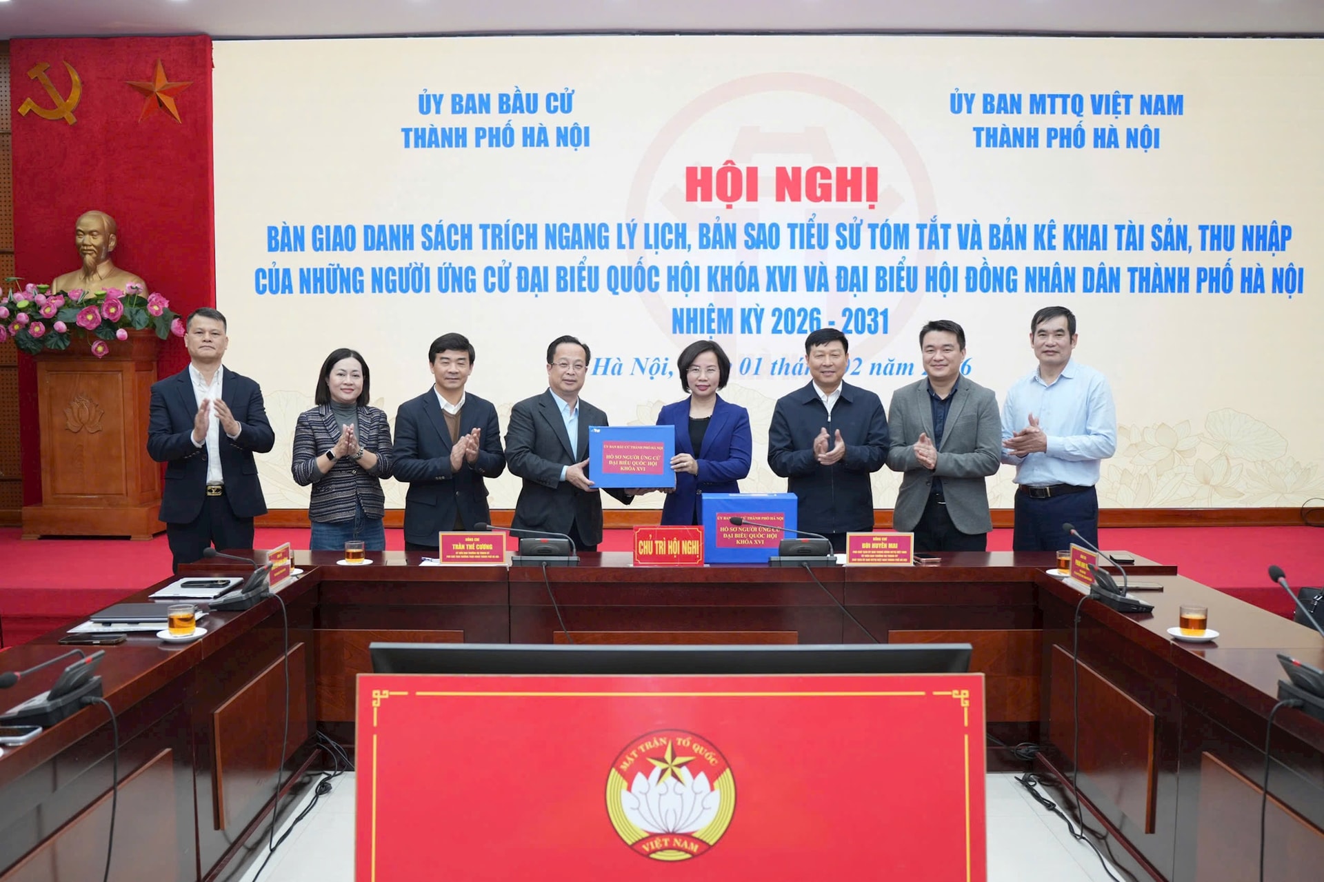 Thành phố Hà Nội bàn giao hồ sơ ứng cử đại biểu Quốc hội khóa XVI và đại biểu HĐND thành phố nhiệm kỳ 2026-2031- Ảnh 1.