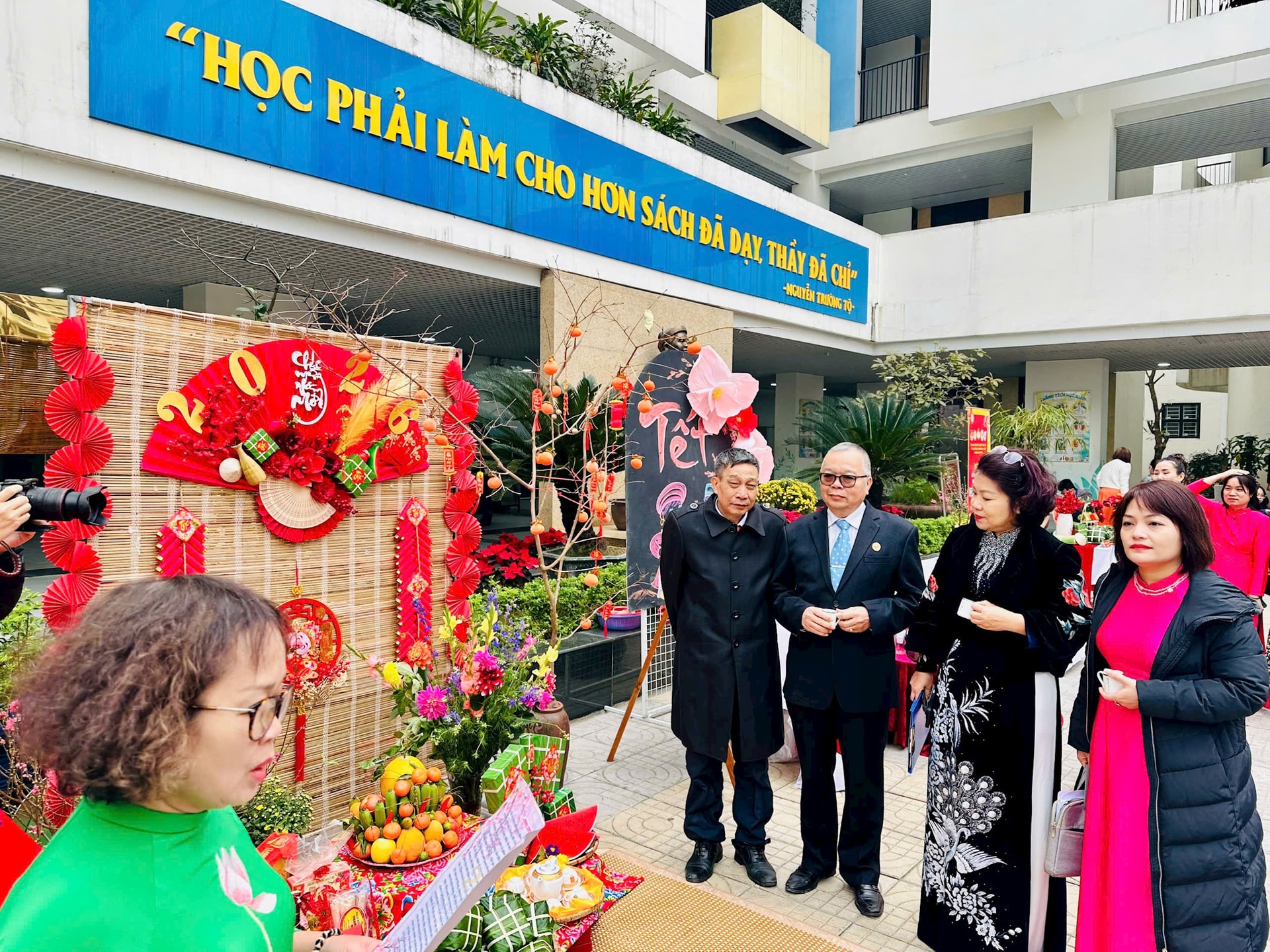 Rộn ràng Hội thi “Gói bánh chưng xanh - Trao Tết nghĩa tình” phường Ô Chợ Dừa- Ảnh 1.