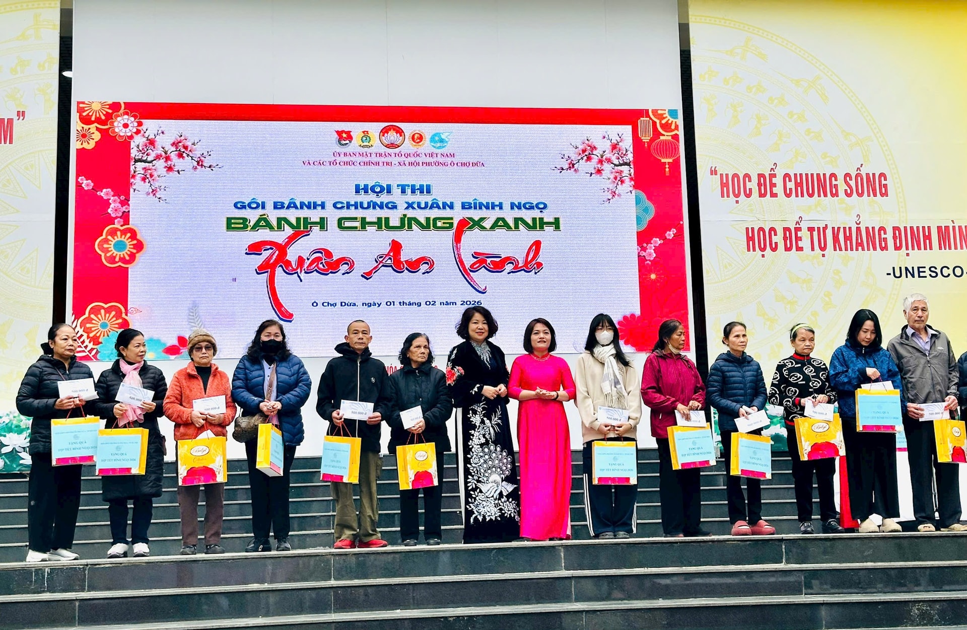 Rộn ràng Hội thi “Gói bánh chưng xanh - Trao Tết nghĩa tình” phường Ô Chợ Dừa- Ảnh 3.