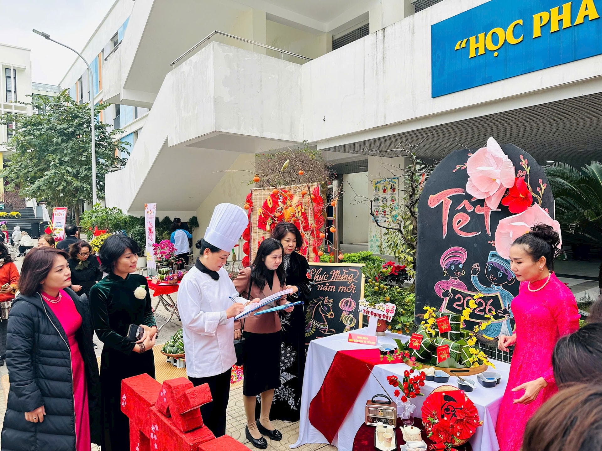 Rộn ràng Hội thi “Gói bánh chưng xanh - Trao Tết nghĩa tình” phường Ô Chợ Dừa- Ảnh 2.