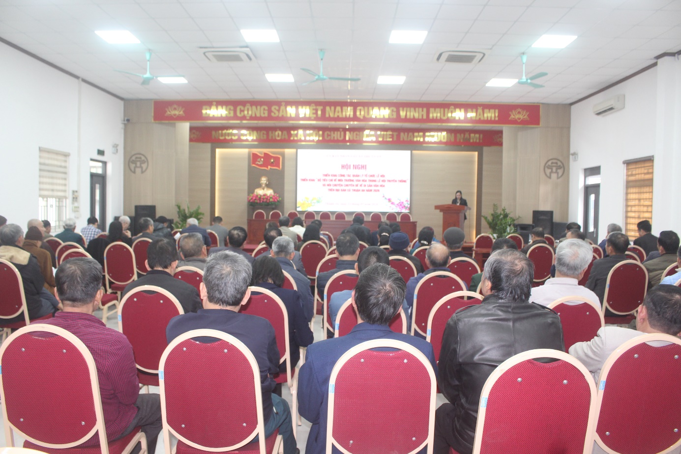 Ảnh có chứa trang phục, đàn ông, người, trong nhà  Nội dung do AI tạo ra có thể không chính xác.