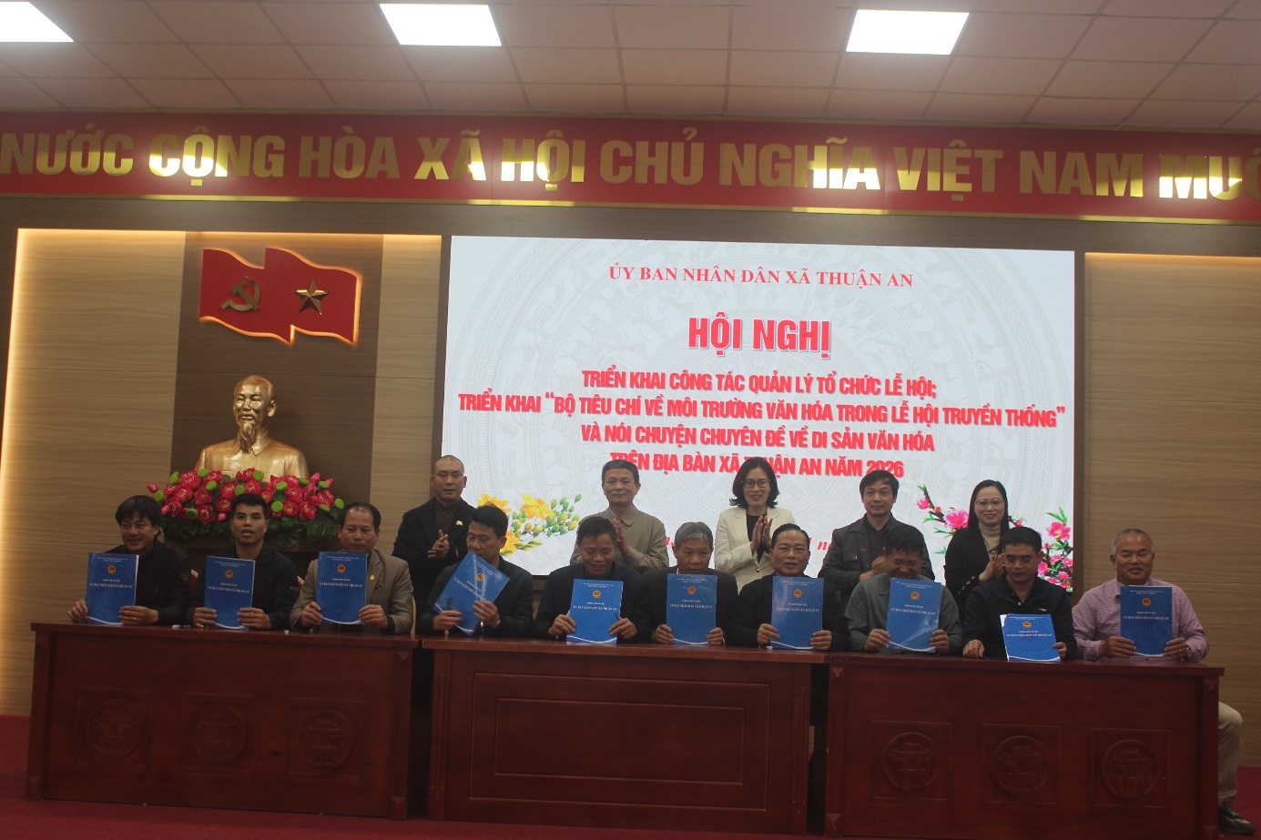 Ảnh có chứa trang phục, trong nhà, Mặt người, tường  Nội dung do AI tạo ra có thể không chính xác.