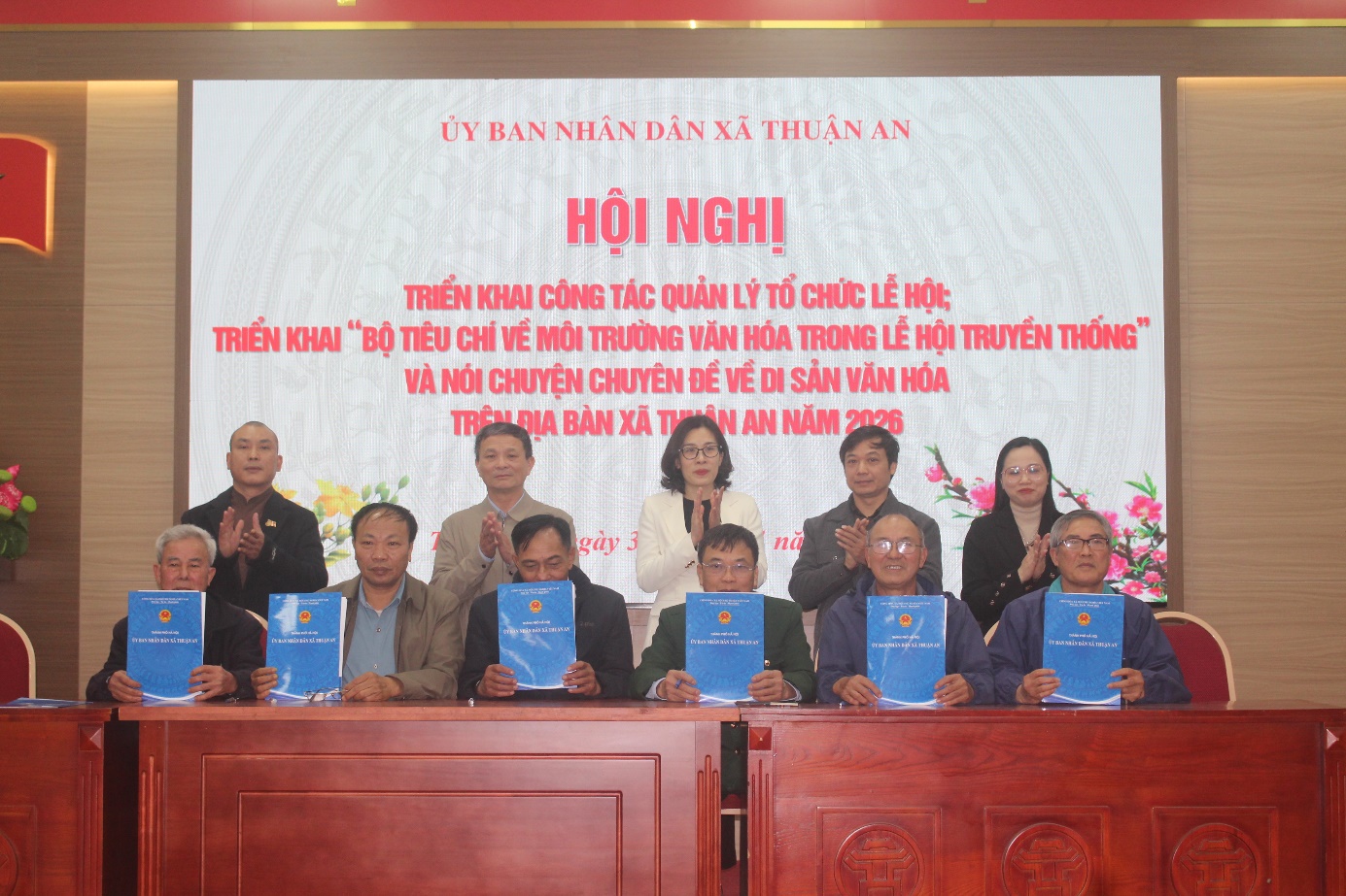 Ảnh có chứa Mặt người, trang phục, văn bản, người  Nội dung do AI tạo ra có thể không chính xác.