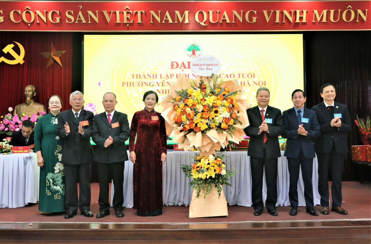Hội NCT TP Hà Nội tặng hoa chúc mừng Đại hội