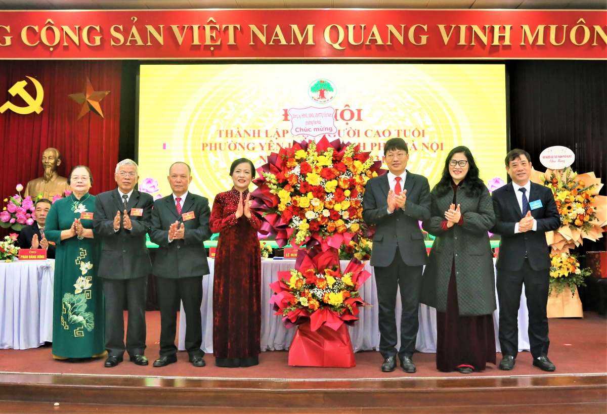 Lãnh đạo phường Yên Hòa tặng hoa chúc mừng Đại hội