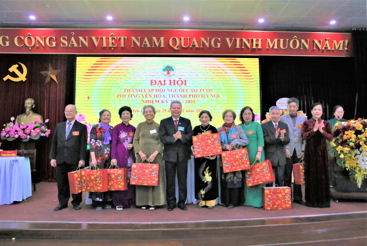 Tặng quà tri ân những cán bộ không tham gia Ban Chấp hành khóa mới