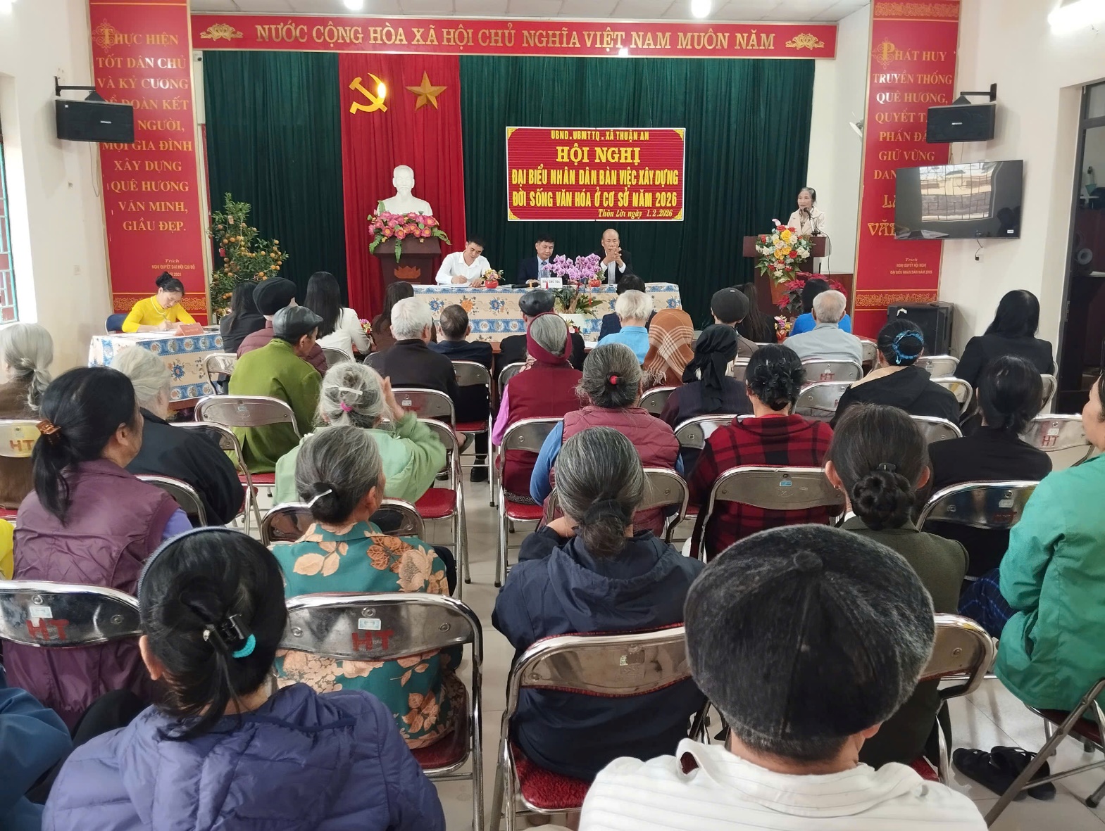 A group of people sitting in chairs  AI-generated content may be incorrect.