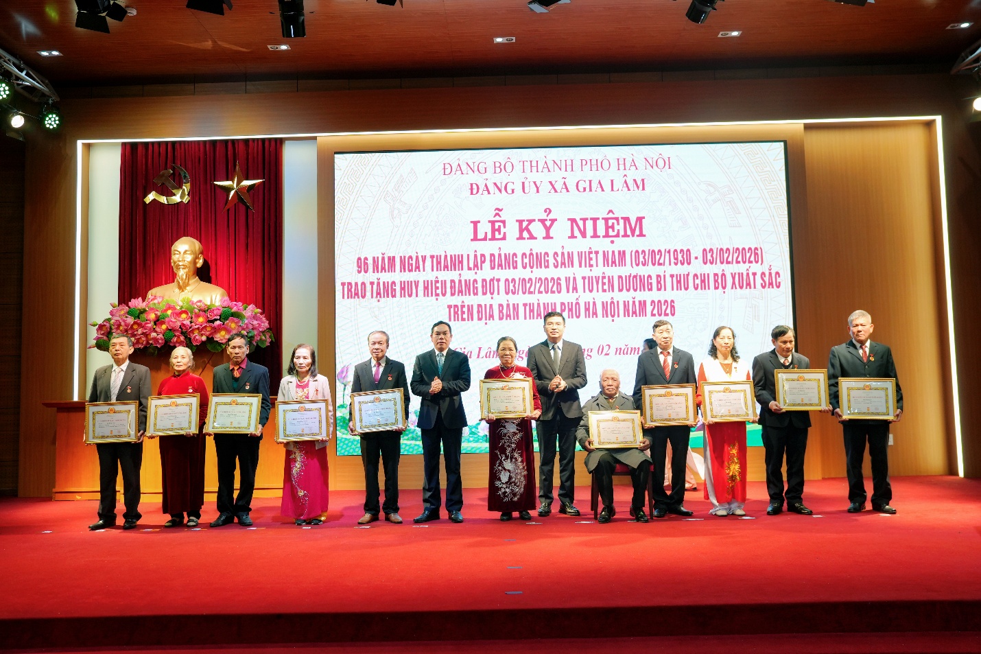 Đảng ủy xã Gia Lâm tổ chức lễ kỷ niệm 96 năm Ngày thành lập Đảng Cộng sản Việt Nam và trao Huy hiệu Đảng đợt 3/2- Ảnh 4.