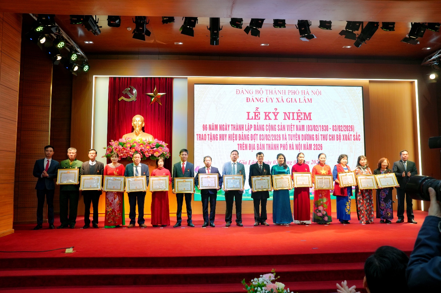 Đảng ủy xã Gia Lâm tổ chức lễ kỷ niệm 96 năm Ngày thành lập Đảng Cộng sản Việt Nam và trao Huy hiệu Đảng đợt 3/2- Ảnh 6.