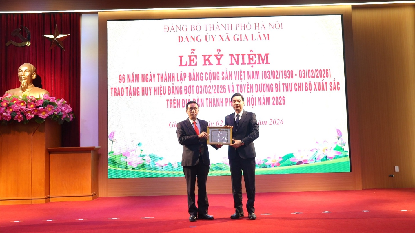 Đảng ủy xã Gia Lâm tổ chức lễ kỷ niệm 96 năm Ngày thành lập Đảng Cộng sản Việt Nam và trao Huy hiệu Đảng đợt 3/2- Ảnh 7.