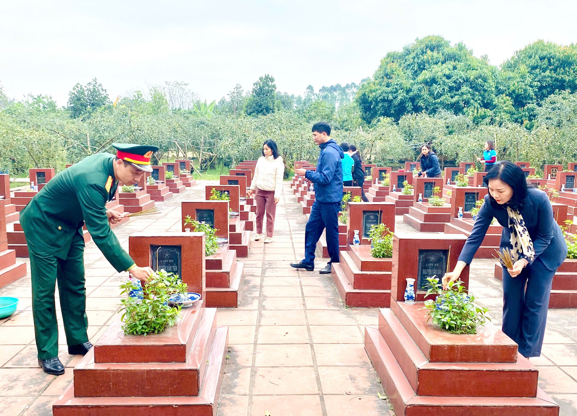 Hơn 100 cán bộ, hội viên, đoàn viên, chiến sỹ dâng hương tưởng niệm- Ảnh 1.