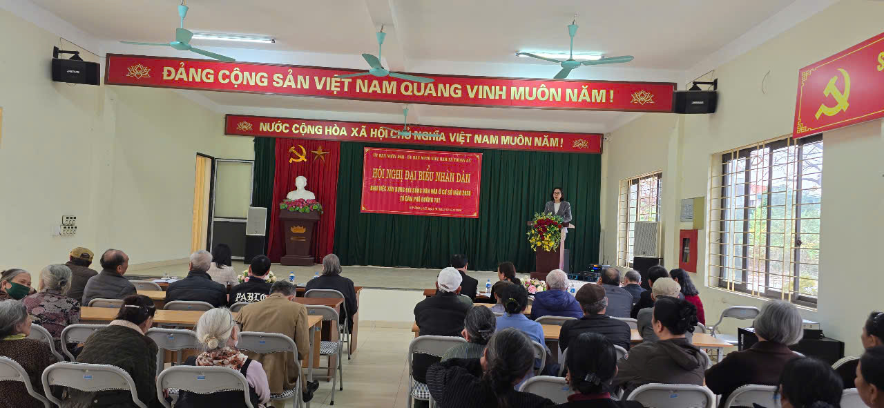 A group of people sitting in chairs in a room  AI-generated content may be incorrect.