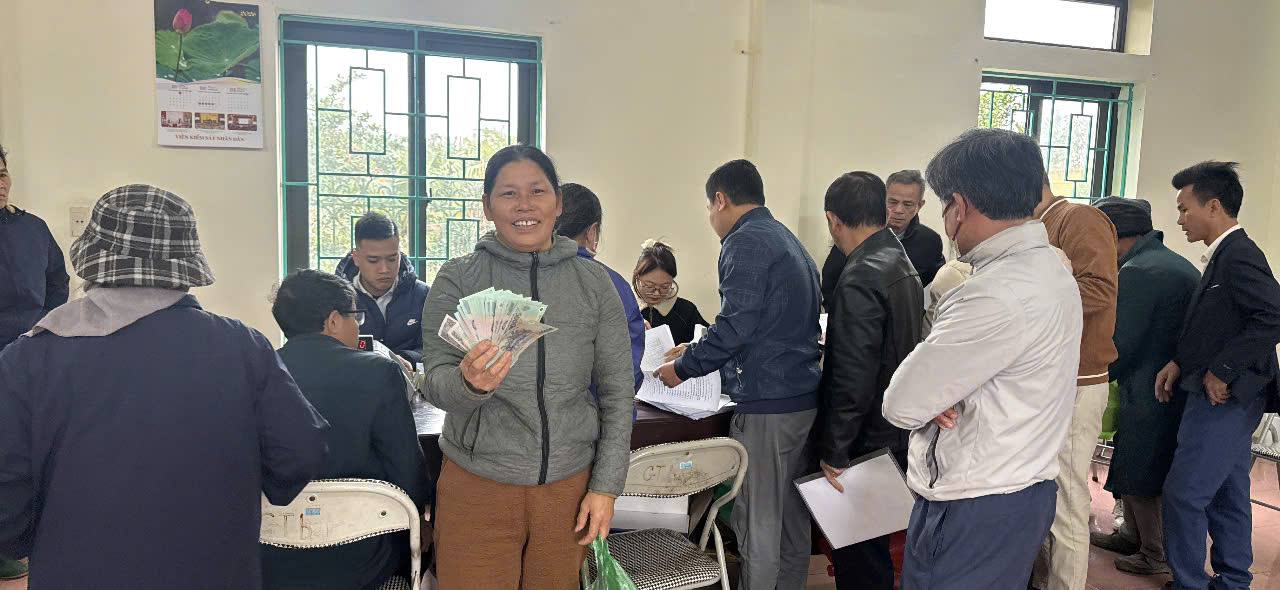 A group of people standing in a room  AI-generated content may be incorrect.