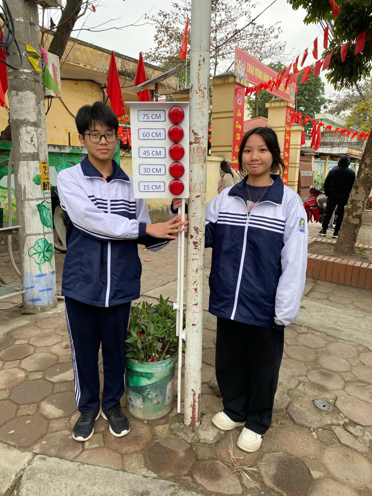 Thầy trò trường THCS Di Trạch đạt giải tại Cuộc thi Nghiên cứu Khoa học Kỹ thuật cấp Thành phố- Ảnh 1.